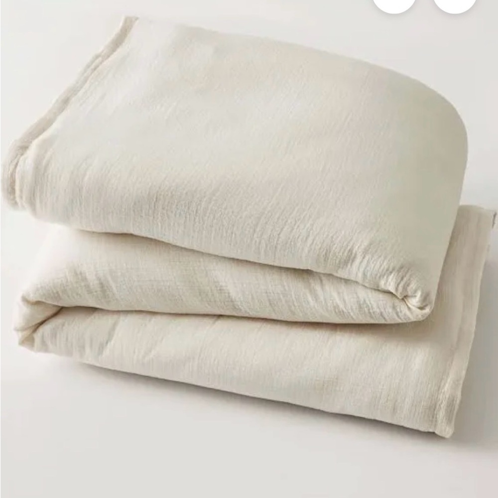 Elegant Cream comforter set - Queen comforter and two shams - Picture 2 of 8